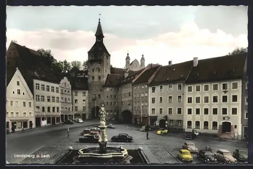 AK Landsberg a. Lech, Strassenpartie mit Brunnen und Geschäften
