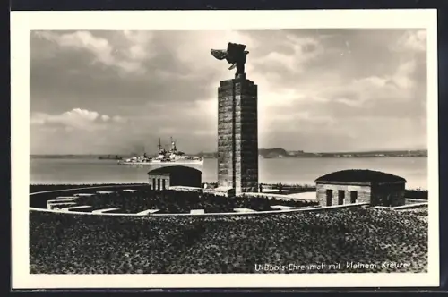 AK Kiel, U-Boots-Ehrenmal, Kleiner Kreuzer, Adler-Symbol