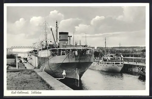 AK Kiel-Holtenau, Schleuse, Frachtschiffe im Kanal