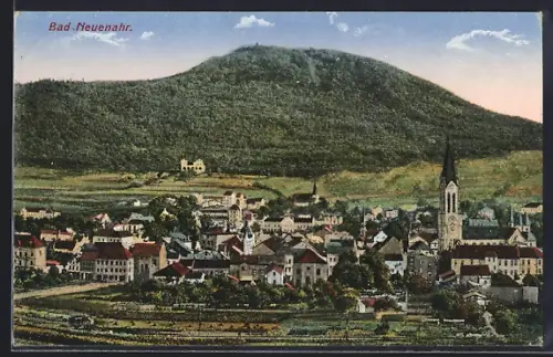 AK Bad Neuenahr, Ortsansicht mit Kirche und Berg im Hintergrund