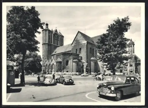 AK Braunschweig, Dom mit Autos auf Parkplatzpartie