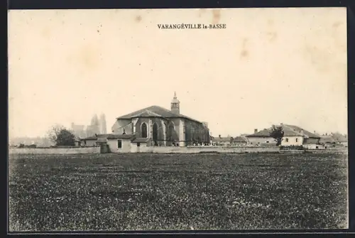 AK Varangéville la-Basse, Vue de l`église et des bâtiments environnants