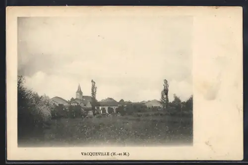 AK Vacqueville /M.-et-M., Vue sur le village depuis les champs verdoyants