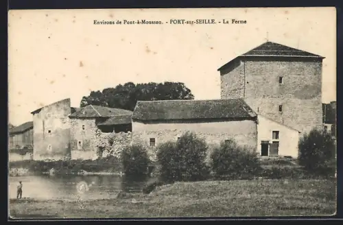 AK Port-sur-Seille, La Ferme près de l`eau avec bâtiments en pierre et verdure environnante
