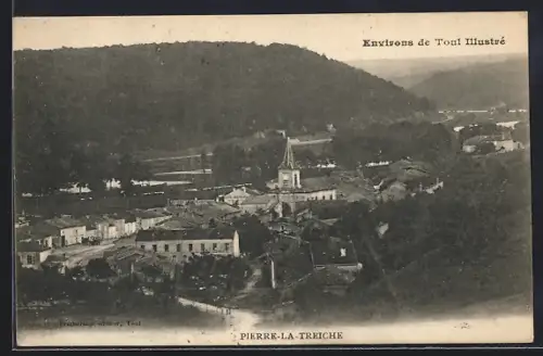 AK Pierre-la-Treiche, Vue du village pittoresque entouré de collines boisées