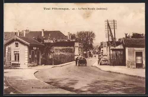 AK Toul, La Porte Moselle, extérieur, avec charrette sur la route