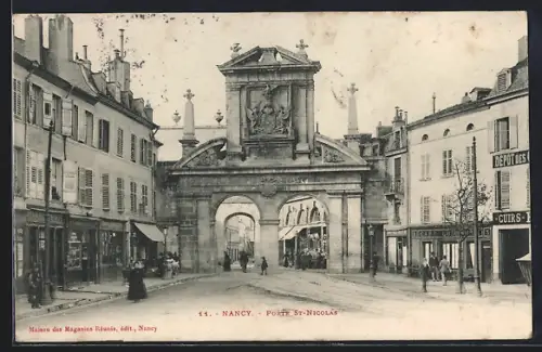 AK Nancy, Porte St-Nicolas avec rue animée et bâtiments environnants