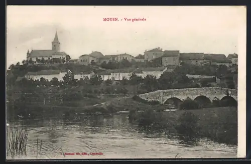 AK Moyen, Vue générale du village avec église et pont en pierre