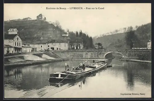AK Liverdun /Nancy, Pont sur le Canal avec péniche naviguant tranquillement