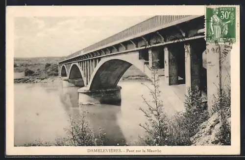 AK Damelevières, Pont en arc sur la rivière dans un paysage rural