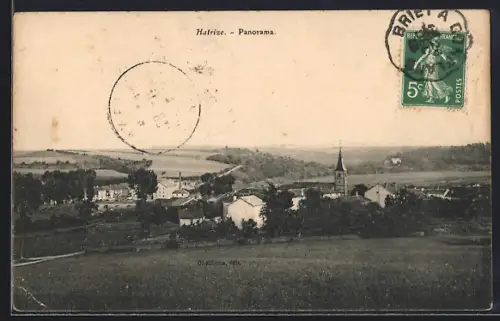 AK Hatrize, Panorama du village avec église et paysages environnants