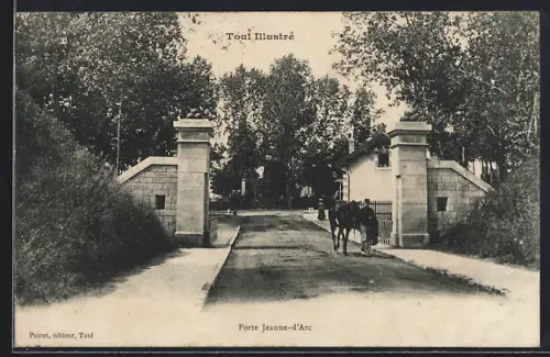 AK Toul, Porte Jeanne-d`Arc avec cheval et cavalier