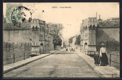 AK Toul, Porte Moselle avec passants sur la route pavée