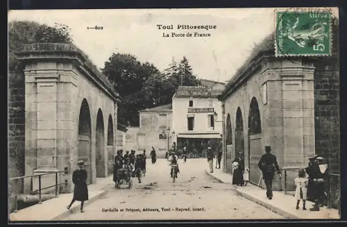 AK Toul, La Porte de France animée de passants et de cyclistes