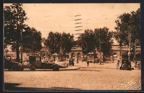AK Nancy, La Gare avec voitures anciennes et arbres bordant la place