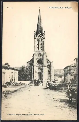 AK Minorville, L`Église et rue animée avec des passants et charrettes
