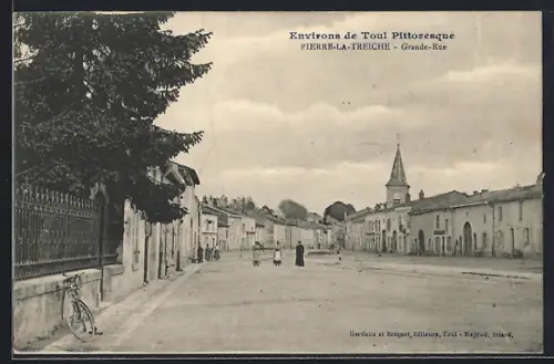 AK Pierre-la-Treiche, Grande-Rue animée avec passants et bicyclette