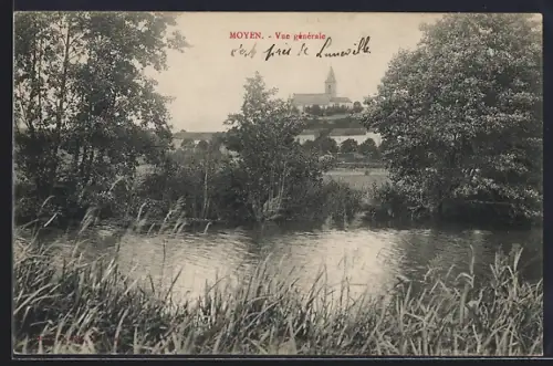 AK Moyen, Vue générale du village avec l`église sur la colline et étang au premier plan