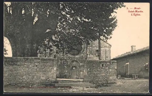 AK Mont-Saint-Martin, L`Église et l`arbre imposant devant l`entrée