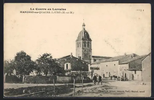 AK Mandres-aux-Quatre-Tours /M.-et-M., La Guerre en Lorraine, vue du clocher et des maisons du village