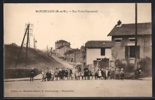 AK Mancieulles /M-et-M., Rue Victor-Emmanuel avec enfants en file devant maisons et poteaux électriques