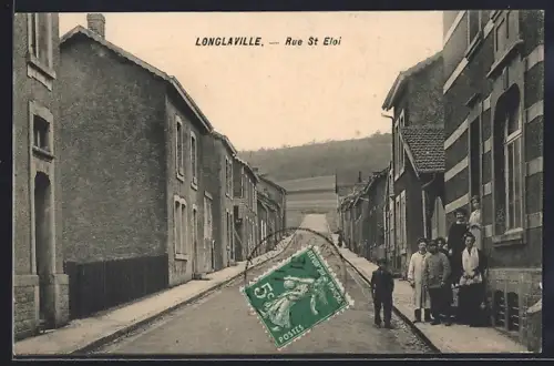 AK Longlaville, Rue St Eloi avec des habitants en tenue d`époque