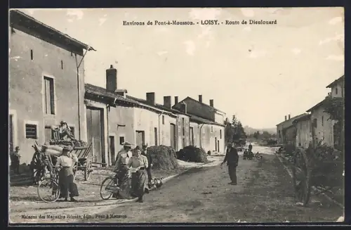 AK Loisy, Route de Dieulouard avec villageois et cyclistes
