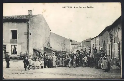 AK Saizerais, Rue des Jardins avec habitants rassemblés