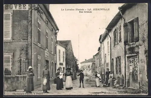 AK Jezainville, Rue Grande animée avec habitants et bâtiments historiques