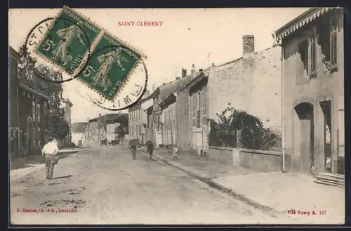 AK Saint-Clément, Rue principale avec passants et bâtiments historiques
