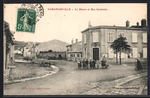 AK Varangéville, La Mairie et Rue Gambetta avec enfants et charrette