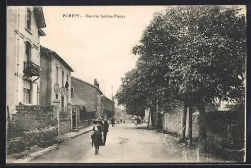 AK Pompey, Rue des Jardins-Fleury avec passants et arbres
