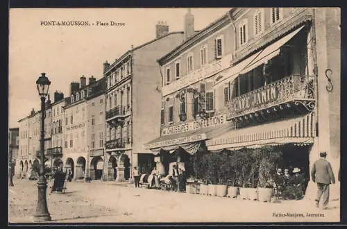 AK Pont-à-Mousson, Place Duroc avec le Café Jamin et les passants