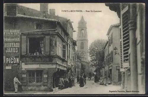 AK Pont-à-Mousson, Rue St-Laurent avec vue sur l`église et passants animés