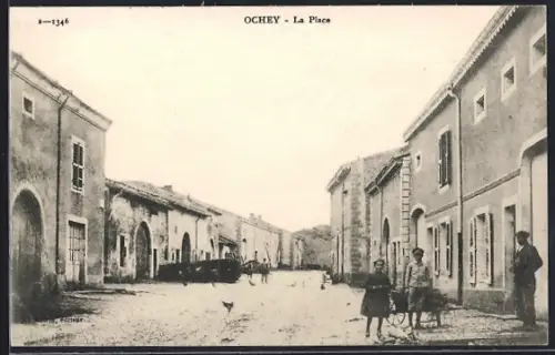 AK Ochey, La Place avec des habitants et un char à cheval sur la rue principale