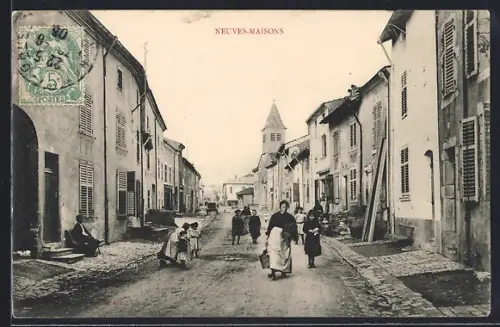AK Neuves-Maisons, Rue animée avec habitants et église en arrière-plan