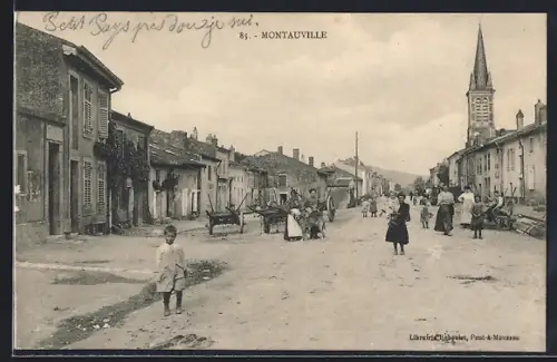 AK Montauville, Scène de rue animée avec villageois et église en arrière-plan