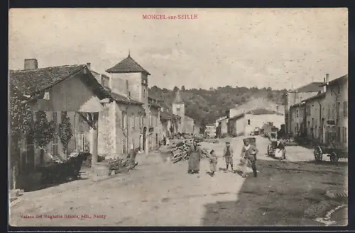 AK Moncel-sur-Seille, Scène de rue animée avec habitants et vue sur les maisons du village