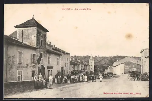 AK Moncel, La Grande Rue avec la gendarmerie et les habitants réunis devant les bâtiments
