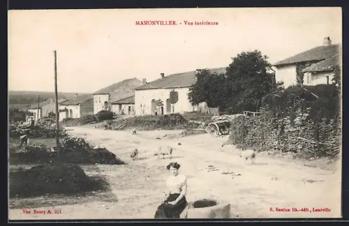 AK Manonviller, Vue intérieure avec villageoise et moutons