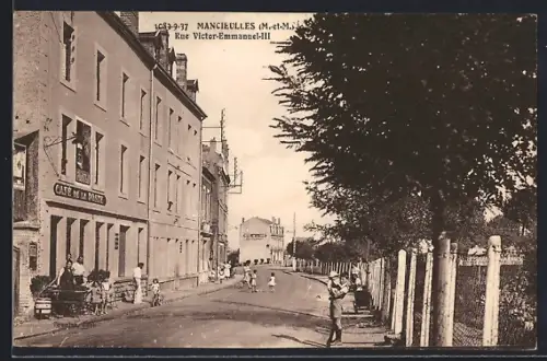 AK Mancieulles /M.-et-M., Rue Victor-Emmanuel-III avec café et passants sur le trottoir