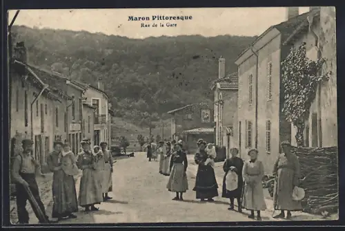 AK Maron, Rue de la Gare avec des villageois en tenue traditionnelle