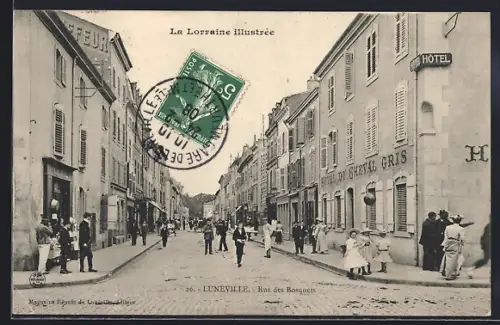 AK Lunéville, Rue des Bosquets animée avec passants et facades de boutiques