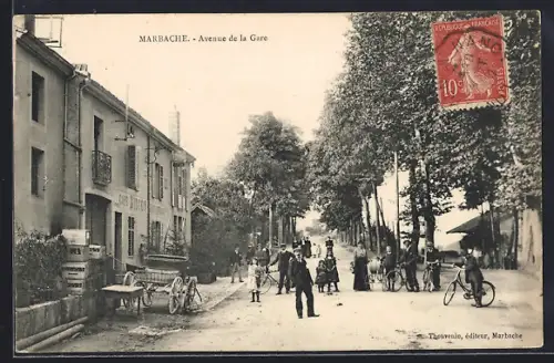 AK Marbache, Avenue de la Gare avec passants et cyclistes