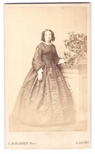 Fotografie C. Schoenen, Aachen, Damengraben 16, Elegante Dame Jenny Heidgen im prachtvollen Kleid