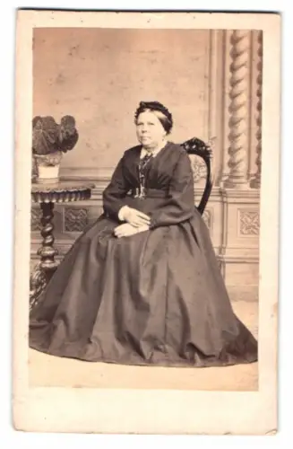 Fotografie Ad. Fischer, Meseritz, Frau in elegantem Kleid sitzend