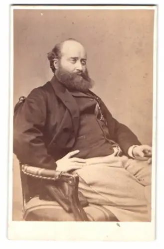 Fotografie M. Josephson, Stockholm, Clara Bergsgatan Nr. 33, Porträt eines sitzenden Herrn
