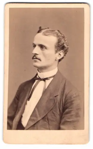 Fotografie Wilhelm Ernst, Hannover, Angerstrasse 13a, Porträt Herm. Falck im Anzug, 1868