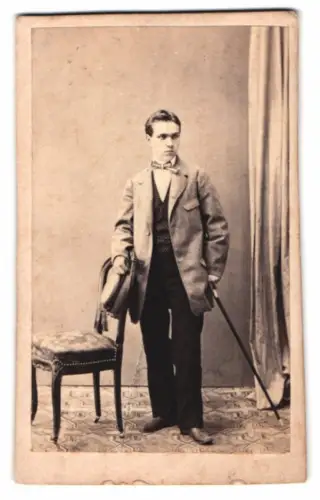 Fotografie Fotograf und Ort unbekannt, Eleganter Herr Müller mit Spazierstock