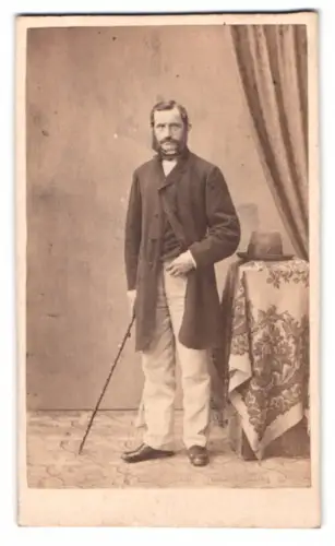 Fotografie unbekannter Fotograf und Ort, Eleganter Herr mit Spazierstock